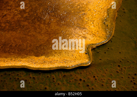 Geothermische Formationen & Farben erstellt durch mikrobielle Aktivität und Mineralvorkommen im Upper Geyser Basin Yellowstone Park Stockfoto