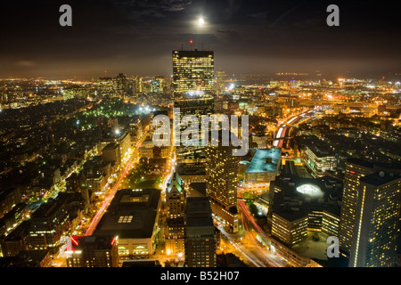 Boston, Massachusetts Skyline Abenddämmerung Vollmond steigt über John Hancock Tower Stockfoto