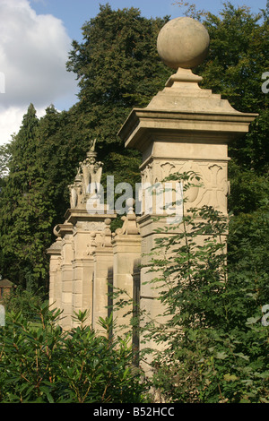 Die westlichen Tore gebaut in 1734The Haus und Überreste der Abtei betrachtet aus dem Garten Stockfoto