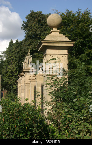 Die westlichen Tore gebaut in 1734The Haus und Überreste der Abtei betrachtet aus dem Garten Stockfoto