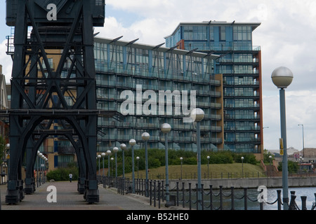 alten Kräne vor dem Britannia Dorf auf den Royal Victoria Dock - Silvertown - East London - UK Stockfoto