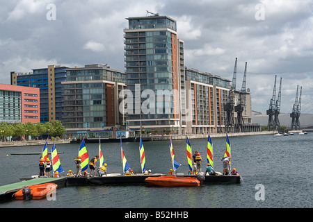 Kinder lernen die Grundlagen des Segelns am Wassersportzentrum am Royal Victoria Dock - East London - UK Stockfoto