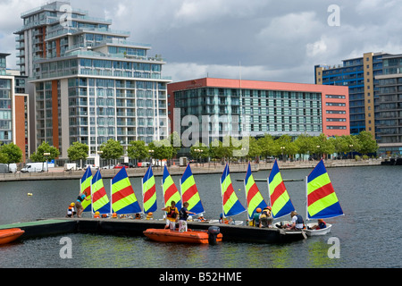 Kinder lernen die Grundlagen des Segelns am Wassersportzentrum am Royal Victoria Dock - East London - UK Stockfoto