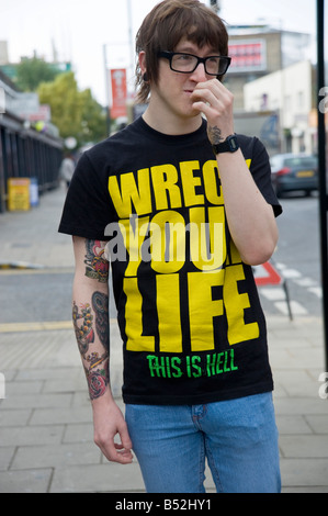 Junger Mann stand in der Straße trägt ein t-Shirt mit dem Slogan "Your Life anrichten. Das ist die Hölle "Dalston Hackney East London Stockfoto