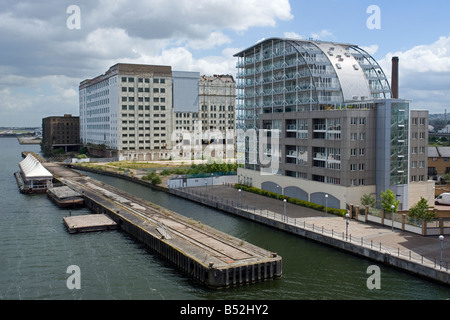 Spillers Millennium Mills und moderne Architektur Wohnungen auf der Südseite des Royal Victoria Dock in Ost-London-UK Stockfoto