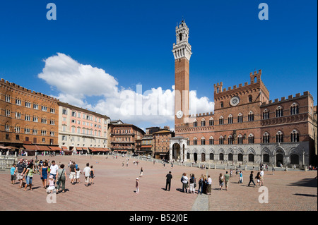 Der Torre del Mangia und der Palazzo Publico auf dem Campo, Siena, Toskana, Italien Stockfoto