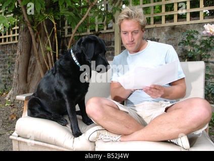 Haustier Idol Richter und TV Moderator Ben Fogle befasst sich mit einige der Einträge in der Daily Mirror Haustier Fotowettbewerb mit Richterkollegen seinen Hund Inka Juni 2005 Stockfoto