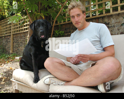 Haustier Idol Richter und TV Moderator Ben Fogle befasst sich mit einige der Einträge in der Daily Mirror Haustier Fotowettbewerb mit Richterkollegen seinen Hund Inka Juni 2005 Stockfoto