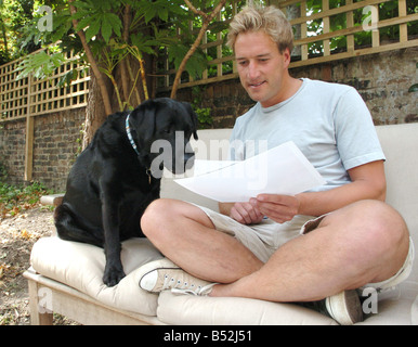 Haustier Idol Richter und TV Moderator Ben Fogle befasst sich mit einige der Einträge in der Daily Mirror Haustier Fotowettbewerb mit Richterkollegen seinen Hund Inka Juni 2005 Stockfoto