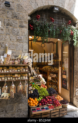 Eingang eines typischen Shop Verkauf von lokalen produzieren im Zentrum der Altstadt, Siena, Toskana, Italien Stockfoto