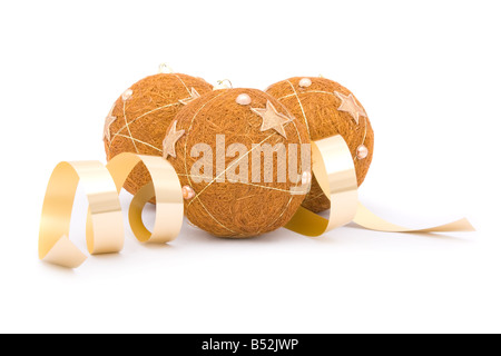 Drei Weihnachtskugeln und ein Band isoliert auf weißem Hintergrund Stockfoto
