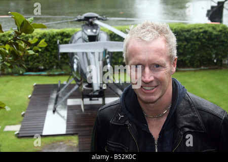 John Paxton, der Pilot, dessen cool denken Shirley Basseys Leben gerettet, nach schlechtem Wetter seinem Hubschrauber zu einer Notlandung gezwungen. Stockfoto