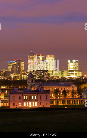 Blick von Queens House Old Royal Naval College und Docklands von Greenwich Hill London Vereinigtes Königreich Stockfoto