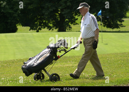 Golf Golfer Caddy walking Tasche Europas Vereine grünen Hut Addington Golf Club Kent uk Stockfoto