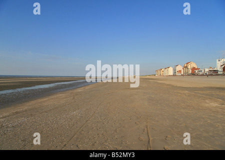 Die Ansicht Osten (in Richtung Belgien) entlang des Strandes in Dunkerque (Dünkirchen), Nord-Frankreich. Stockfoto