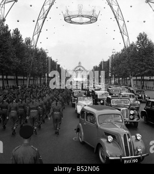 Probe der Krönung 1953. Auch bei 06:00 war die Mall mit Privatautos, Einfassung nach vorne Stoßstange an Stoßstange verstopft. Gelegentliche Squards Block entlang der gesamten Prozession Route. In dieser Stunde gab es sehr wenige Fußgänger-Touristen. Juni 1953 D2876 Stockfoto