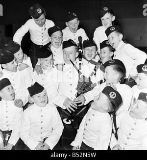 Dudelsack von Königin Victoria Schule, Perth am königlichen Turnier. Juni 1953 D3043-001 Stockfoto