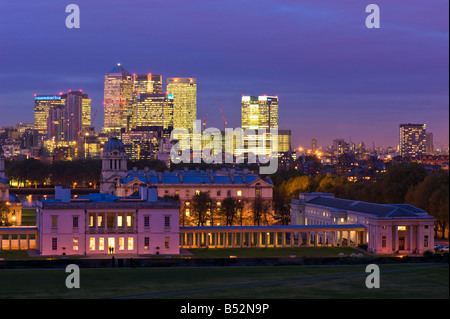 Blick von Queens House Old Royal Naval College und Docklands von Greenwich Hill London Vereinigtes Königreich Stockfoto