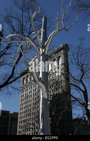 Flat Iron Building und eine Skulptur von Roxy Paine im Madison Square Park, Manhattan, New York Stockfoto