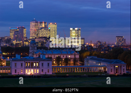 Blick von Queens House Old Royal Naval College und Docklands von Greenwich Hill London Vereinigtes Königreich Stockfoto