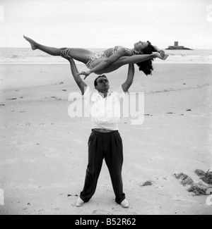 Courtneys, ein "Royal Command" Spezialität Akt, finden den Sand der Portelet Bay, Jersey, eine willkommene Abwechslung von den Reheareal Zimmern von London. ; August 1952; C3876-001 Stockfoto