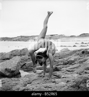 Courtneys, ein "Royal Command" Spezialität Akt, finden den Sand der Portelet Bay, Jersey, eine willkommene Abwechslung von den Reheareal Zimmern von London. ; August 1952; C3876-002 Stockfoto