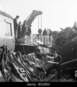 Egge und Wealdstone Zugunglück. Wrack und Leichen werden gelöscht entfernt nach der dreifachen Zugunglück in Harrow in North London.October 1952; C4953-006 Stockfoto