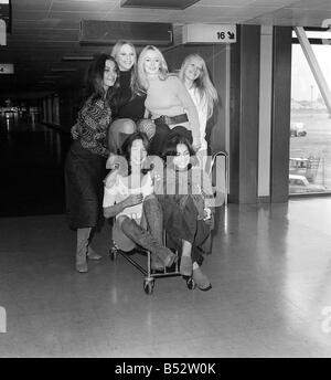 Schwenken Sie s Menschen November 1971 ankommen am Flughafen Heathrow aus München, wo sie machen schon eine TV-Show namens Nachtclub oben im Uhrzeigersinn Louise Clarke Flick Colby Andrea Rutherford Babs Herrn Dee Dee Wilde Ruth Pearson links, Stockfoto