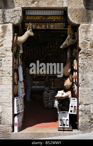 Eingang eines typischen Shop Verkauf von lokalen produzieren im Zentrum der Altstadt, San Gimignano, Toskana, Italien Stockfoto