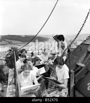 Frauen von West Wycombe in Buckinghamshire, die hier an der Spitze des Kirchturms Uhr Skizzen von lokalen Sehenswürdigkeiten zu sehen. Juni 1952 C3072 Stockfoto