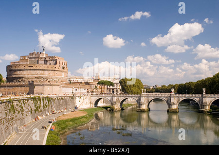 Italien ältere Brücke und Schloss Sant Angelo in Rom Stockfoto