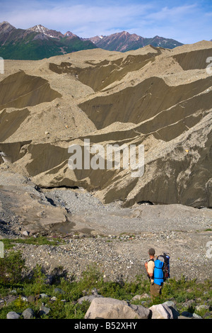 Wanderer, Blick auf die Wurzel Gletscher-Moräne in der Nähe von Kennicott in Wrangell-Ilija-Nationalpark, Alaska Stockfoto