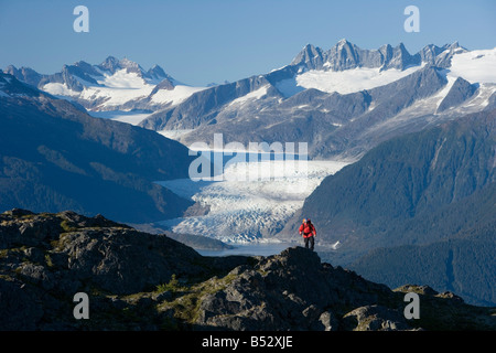 Mann in Alaskas Tongass National Forest mit Blick auf Mendenhall-Gletscher in der Nähe von Juneau, Alaska Südost Herbst wandern Stockfoto