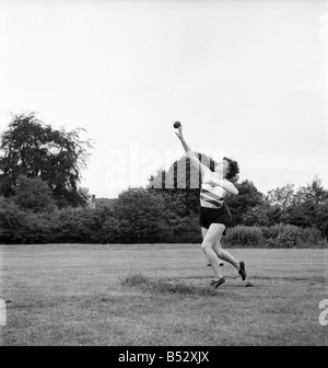 Bisham Abbey physischen Erholungszentrum. Frau wirft das Kugelstoßen. Juni 1952 C3238-003 Stockfoto