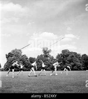 Auf den Punkt kommen &#13; &#10; Bisham Abtei physischen Erholungszentrum. Den Speer zu werfen. Juni 1952 C3238-006 Stockfoto