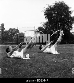 Bisham Abbey physischen Erholungszentrum. Eine Gruppe von Frauen auf dem Rasen vor der Abtei bekommen ein wenig Bogenschießen üben. Juni 1952 C3238 Stockfoto