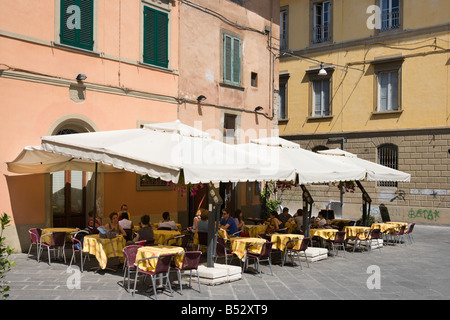 Restaurant auf der Piazza Dante in der Altstadt, Pisa, Toskana, Italien Stockfoto