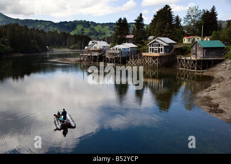 Vater & Sohn im kleinen Boot Angeln im Ort Slough Alaska Sommer Stockfoto