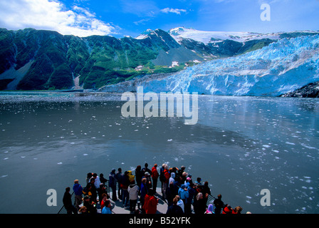 Besuchern stehen auf Bogen von einer Bootstour Aialik Gletscher in Aialik Bay in Alaska Yunan im Sommer anzeigen Stockfoto