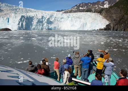 Touristen sehen Gletscher vom Bug des Kenai Fjords-Tour der Resurrection Bay, Seward, Alaska Stockfoto