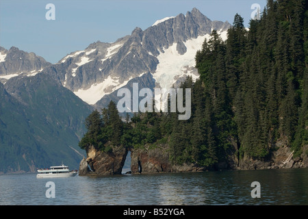 Kenai Fjords Ausflugsboot in Resurrection Bay in der Nähe von Seward, Alaska im Sommer Stockfoto