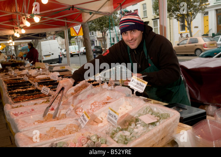 männliche Standbesitzer Verkauf Lokum auf europäischen Lebensmittelmarkt Aberystwyth Wales UK Stockfoto