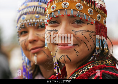 Einheimische Künstler in traditionellen Alutiiq Kopfschmuck mit Gesichts-Tattoos an Alaska State Fair, Palmer Alaska Sommer Yunan Stockfoto