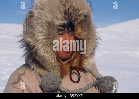 Porträt der Inupiat Eskimo Mann in Wolf Ruff Parka Buckland Alaska Western Spring Stockfoto