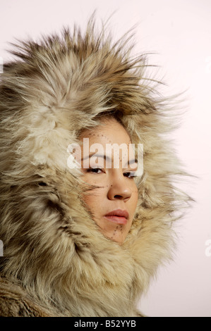 Porträt von Native Alaskan Inupiat Frau Wolf Pelzmantel in Studio Alaska Stockfoto