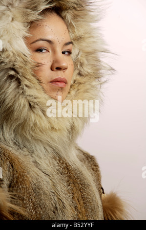 Porträt von Native Alaskan Inupiat Frau Wolf Pelzmantel in Studio Alaska Stockfoto