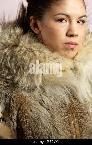 Porträt von Native Alaskan Inupiat Frau Wolf Pelzmantel in Studio