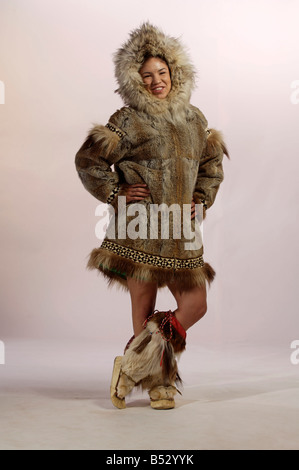 Native Alaskan Inupiat Frau Wolf Pelzmantel in Studio Alaska Stockfoto