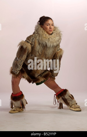 Native Alaskan Inupiat Frau Wolf Pelzmantel in Studio Alaska Stockfoto