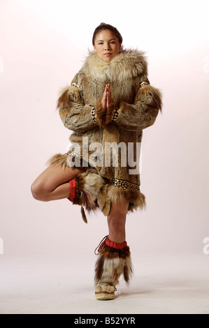 Native Alaskan Inupiat Frau Wolf Pelzmantel in Studio Alaska Stockfoto